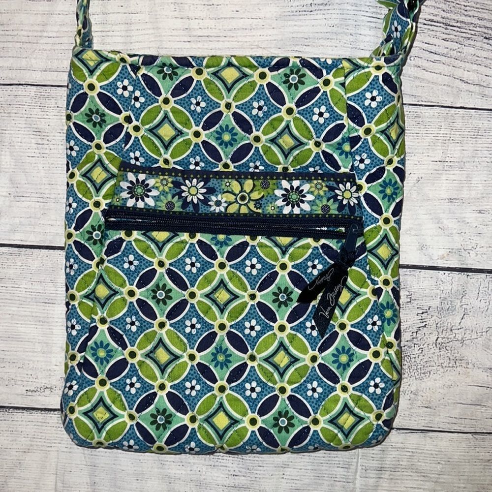 Vera Bradley “Daisy” Hipster Crossbody Bag Zip Green Blue White Adjustable - Picture 2 of 6